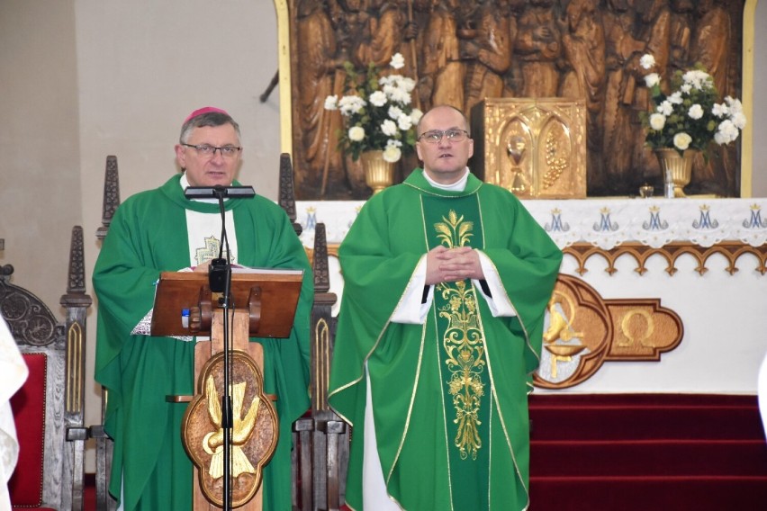 Od lewej: biskup Krzysztof Zadarko i ksiądz proboszcz Leszek...