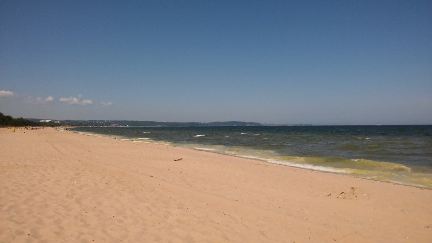 Żółty osad w morzu można było zauważyć m.in. na plaży w...