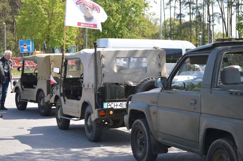 Sokół Budzyń paradą pojazdami militarnymi rozpoczął nowy sezon