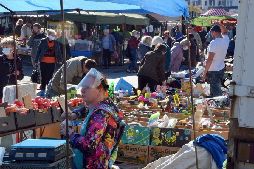 Ceny owoców i warzyw na bazarach w Końskich, we wtorek 6...