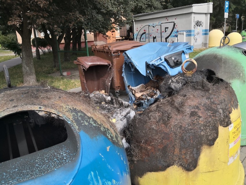 Spalone kontenery na śmieci na ul. Żmudzkiej