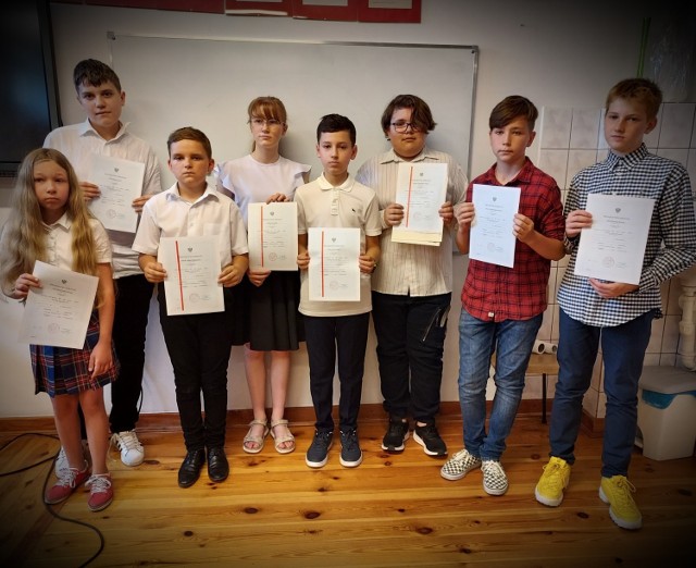 Blisko 1 tysiąc 600  uczniów sandomierskich  szkół podstawowych odebrało już świadectwa. Na zdjęciu uczniowie Katolickiej Szkoły Podstawowej w Sandomierzu.