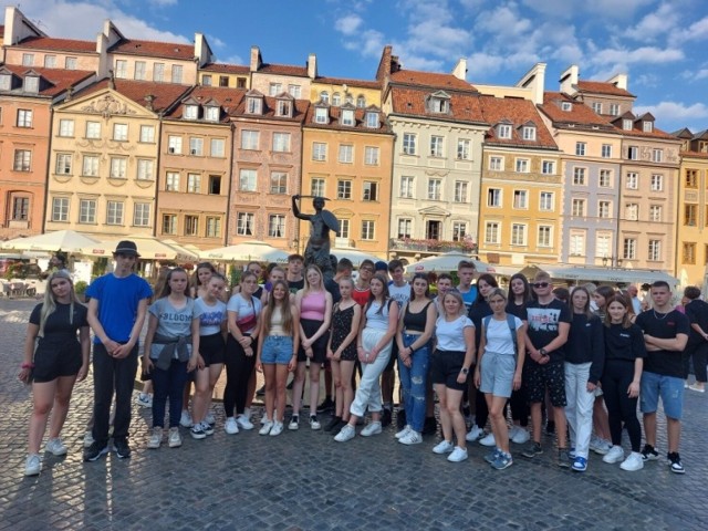 Uczniowie Powiatowego Zespołu Szkół w Sierakowicach udali się na wycieczkę do Warszawy. Zwiedzili też Ciechocinek