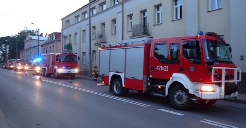 Pożar budynku mieszkalnego w Grajewie. Na klatce schodowej zapaliła się szafka na buty (zdjęcia)