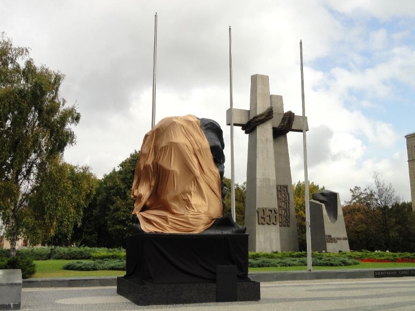 Rzeźba Wieniawskiego stanęła obok pomnika Adama Mickiewicza [ZDJĘCIA]