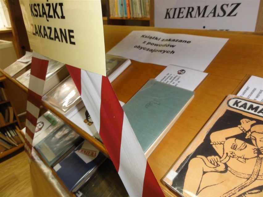 Wystawa książek zakazanych w bibliotece w Kartuzach