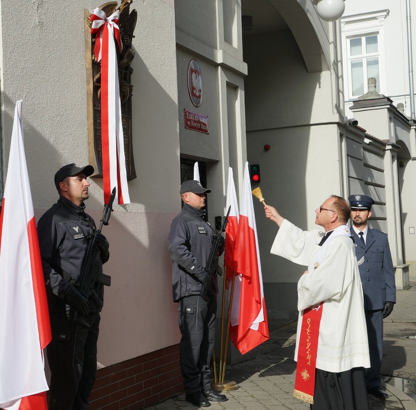 Nowy Sącz. Uczcili pamięć ofiar dwóch totalitaryzmów. Na murze więzienia przypomina o nich pamiątkowa tablica