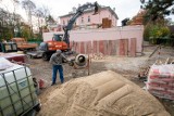 Rozpoczęła się przebudowa zabytkowego budynku starostwa w Trzebnicy. Powstaną dodatkowe pomieszczenia biurowe. Zobaczcie zdjęcia