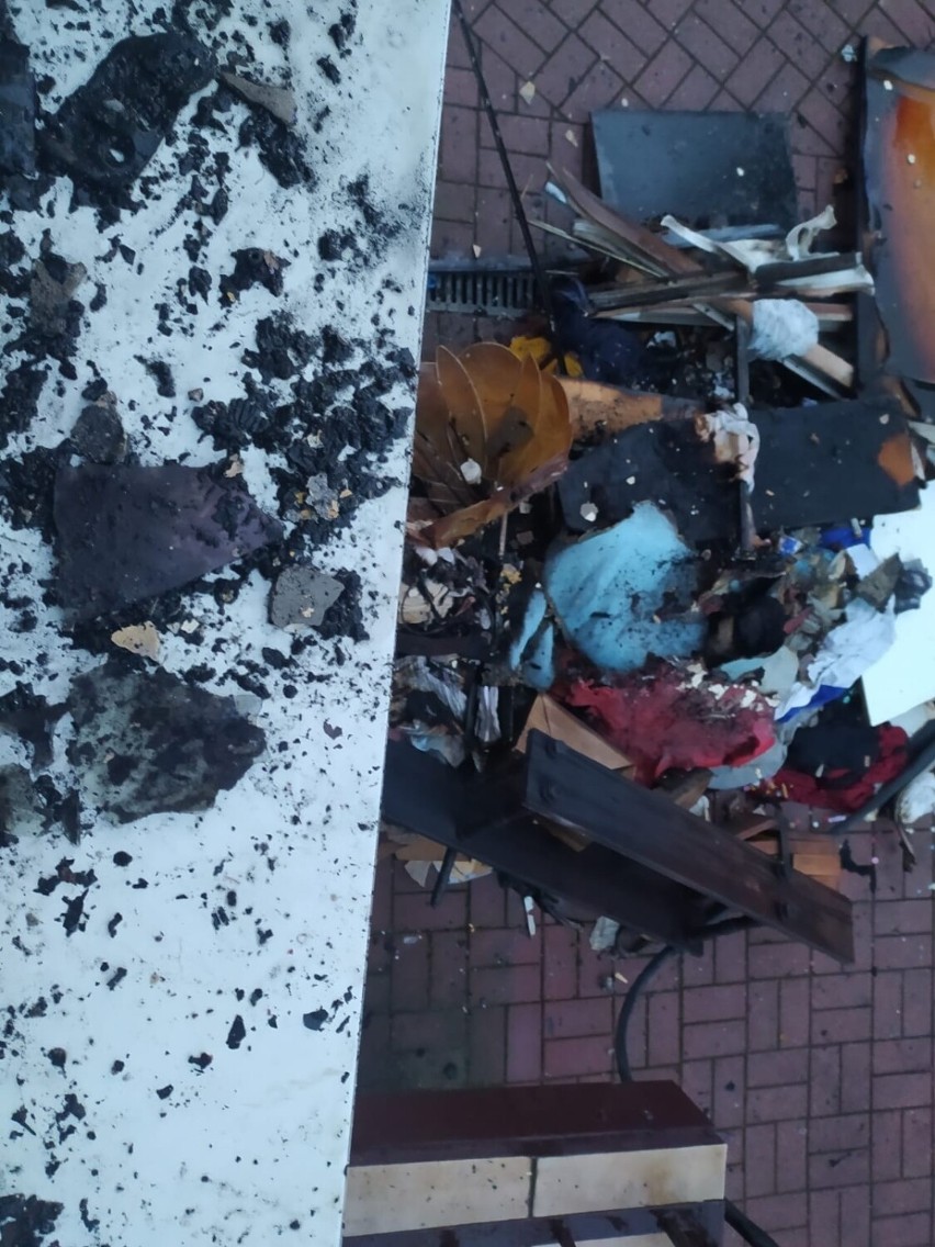 Z narażeniem życia wyciągnęli mężczyznę z płonącego mieszkania w Kielcach. Zobacz film z policyjnej akcji