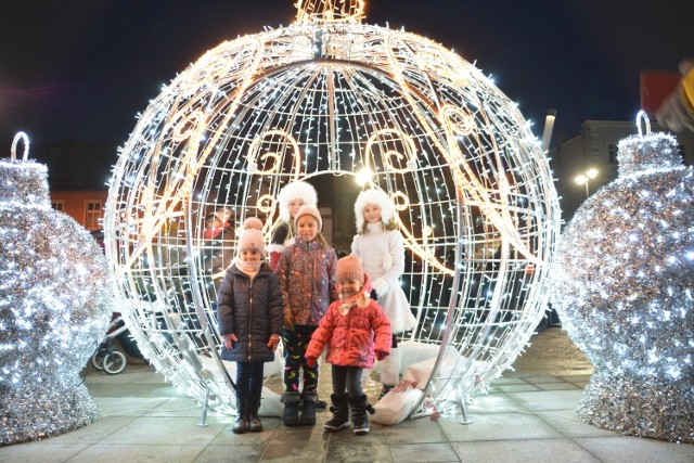 Świąteczne iluminacje na Rynku Miejskim w Sępólnie: 10 metrowa choinka, bombka i kometa