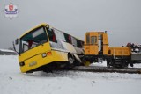 Wypadek na przejeździe w Suścu. Szkolny autobus zderzył się z drezyną (ZDJĘCIA)