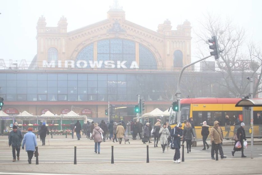 Mgła w Warszawie. Trudne warunki pogodowe paraliżują miasto. Ogromne korki tworzą się w stolicy