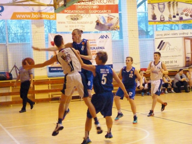 Żak Koszalin (niebieskie stroje) pokonał w meczu derbowym Basket Koszalin 90:45