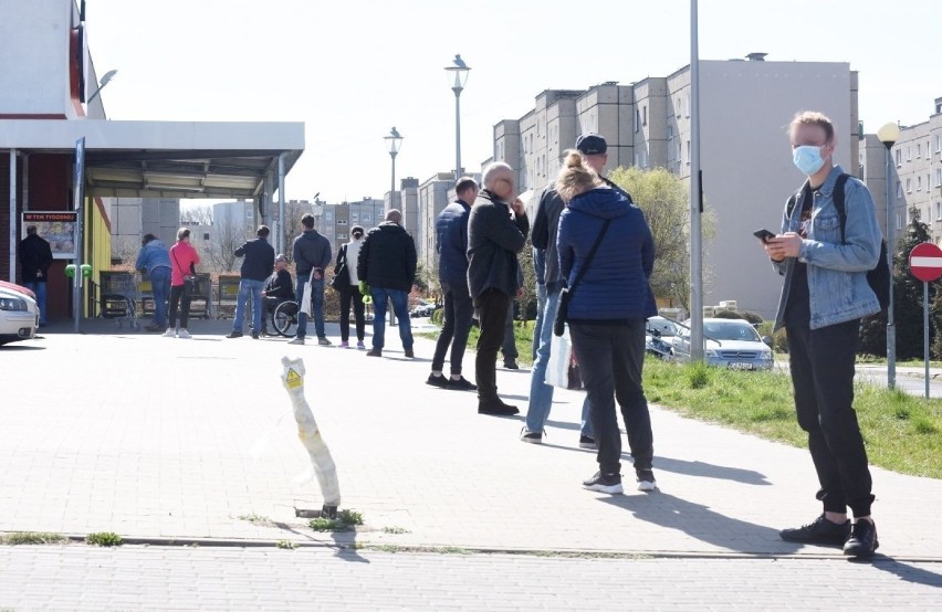 Długie kolejki pod sklepami stały się codziennym widokiem