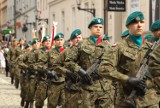 Święto Wojska Polskiego 2022 w Toruniu. Uroczyste obchody patriotyczne na Rynku Staromiejskim! [Zdjęcia]
