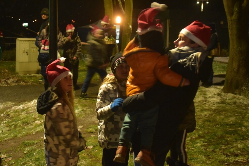 Marsz Mikołajów i rozświetlenie szopki w Krośnie Odrzańskim.