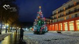 "Sądeckie Krupówki" gotowe na święta. W Krynicy-Zdroju jest śnieg i kolorowe iluminacje. W te święta ma być najazd turystów