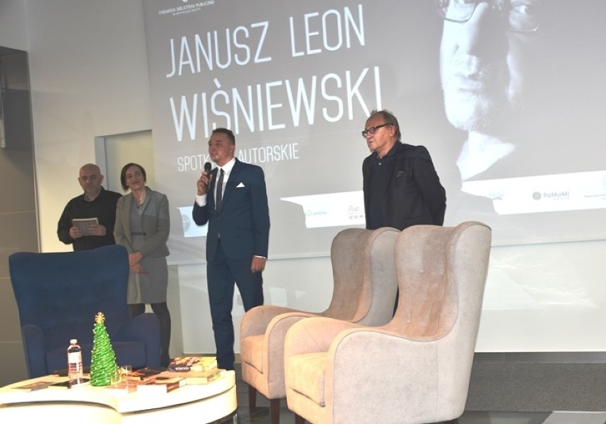 . Pisarz Janusz Leon Wiśniewski gościł w chełmskiej bibliotece