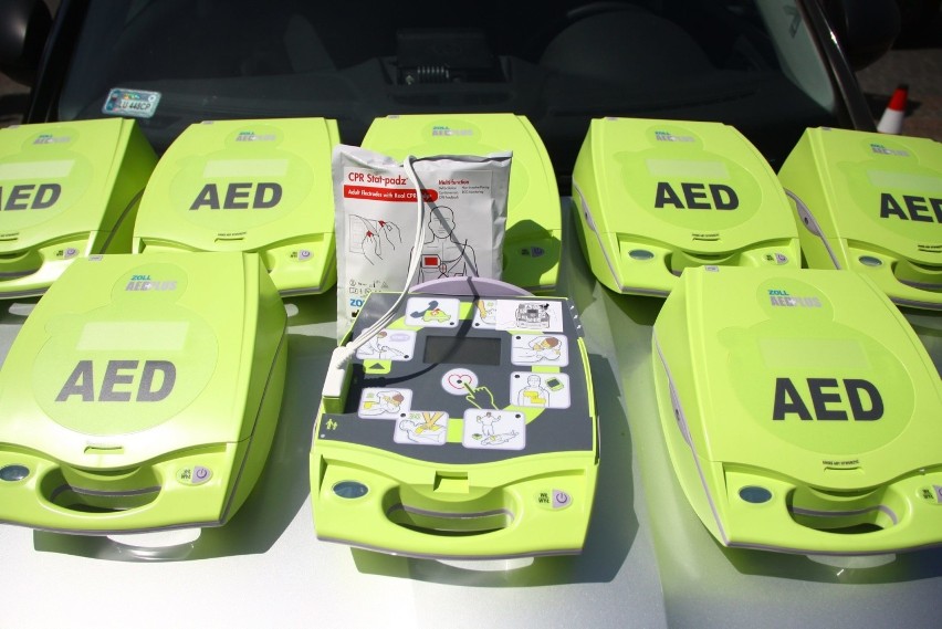 Straż Miejska w Lublinie dostała osiem defibrylatorów. Będą pomagać w ratowaniu życia