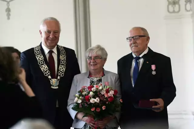 Uroczystość obchodów Złotych Godów w Legnicy, 16 małżeństw z medalami.