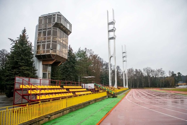 W ramach inwestycji przewidziano usunięcie starej nawierzchni, położenie nowej, poliuretanowej, montaż urządzeń i wyposażenia sportowego, zagospodarowanie terenów zielonych