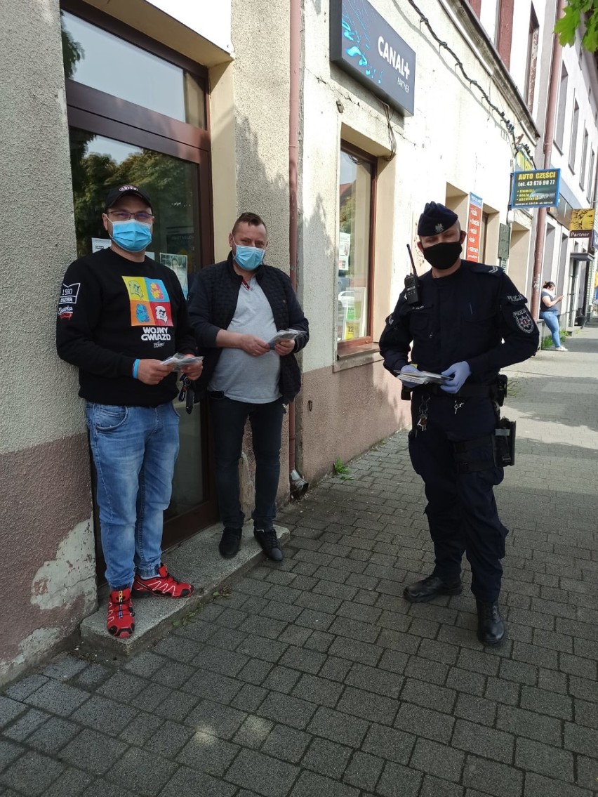 Policjanci z Łasku rozdają maseczki ochronne