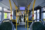 Wrocław. Starsza pani upadła w autobusie i uszkodziła kręgosłup. Kobieta trafiła do szpitala