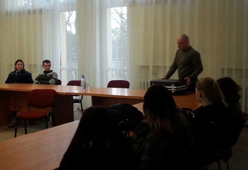 Policjanci z Kędzierzyna–Koźla zorganizowali lekcje dla uczniów klasy policyjnej