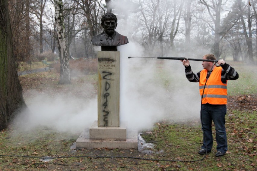 Zniszczono pomnik pułkownika Kuklińskiego, który znajduje...