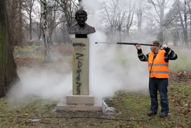 Zniszczono pomnik pułkownika Kuklińskiego, który znajduje się w ...