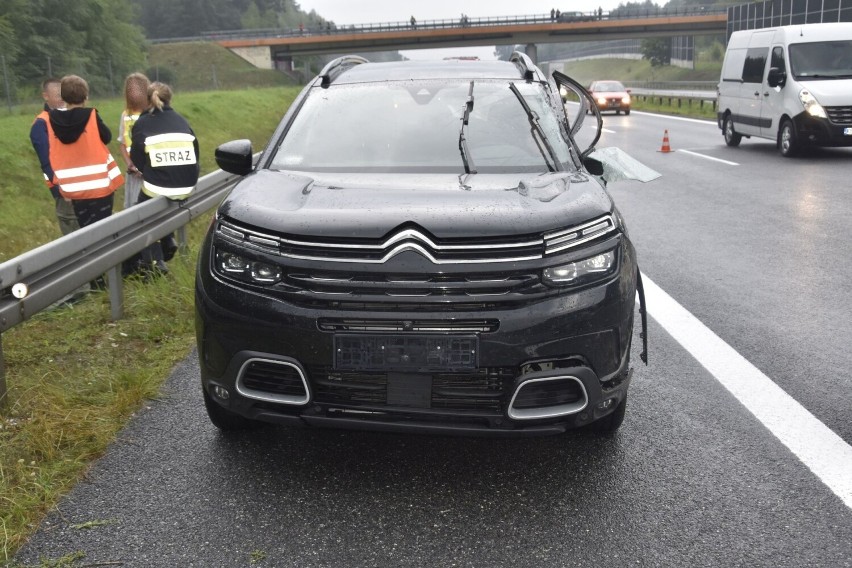 Wypadek na A4 między Tarnowem i Brzeskiem. Kierowcy zaparkowali pod wiaduktem, bo... lał deszcz. W jednego wjechał inny samochód