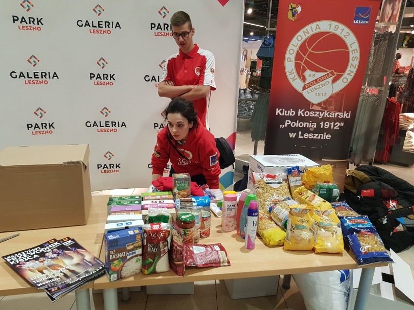 Koszykarze Polonii Jamalex pakowali dziś prezenty Szlachetnej Paczki