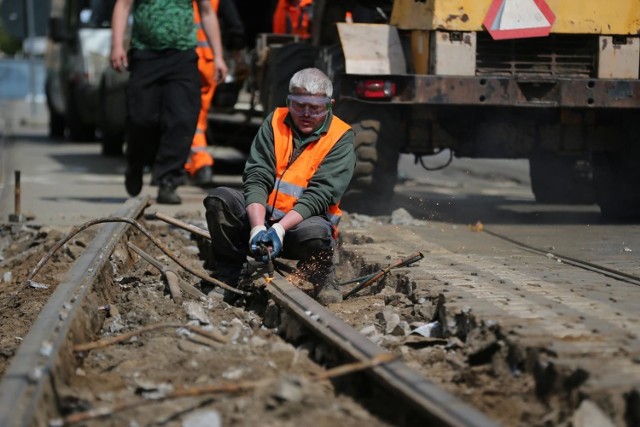 Wrocławskie MPK ujawniło szczegóły przyszłorocznej TORywolucji, czyli plan remontów torowisk tramwajowych. 

Ekipy drogowców pojawią się w wielu bardzo ruchliwych miejscach w całym mieście, takich jak plac Jana Pawła II czy skrzyżowanie alei Hallera z ulicą Powstańców Śląskich. Rozjazdy zostaną wymienione także na skrzyżowaniu Podwale-Krupnicza-Sądowa czy na ulicy Powstańców Śląskich. Ekipy remontowe MPK zauważyć też będzie można na pl. Dominikańskim, ul. Ruskiej czy Grabiszyńskiej. Poza tym przewoźnik naprawi przejazdy przez torowisko na pl. Strzegomskim oraz w ul. Legnickiej przy. Ul. Zachodniej. Łącznie MPK planuje przeprowadzić w przyszłym roku 19 inwestycji o łącznej wartości ponad 53 mln zł.


Na kolejnych slajdach pokazujemy miejsca w których zaplanowano remonty, a co za tym idzie wstrzymania ruchu w 2021 roku.