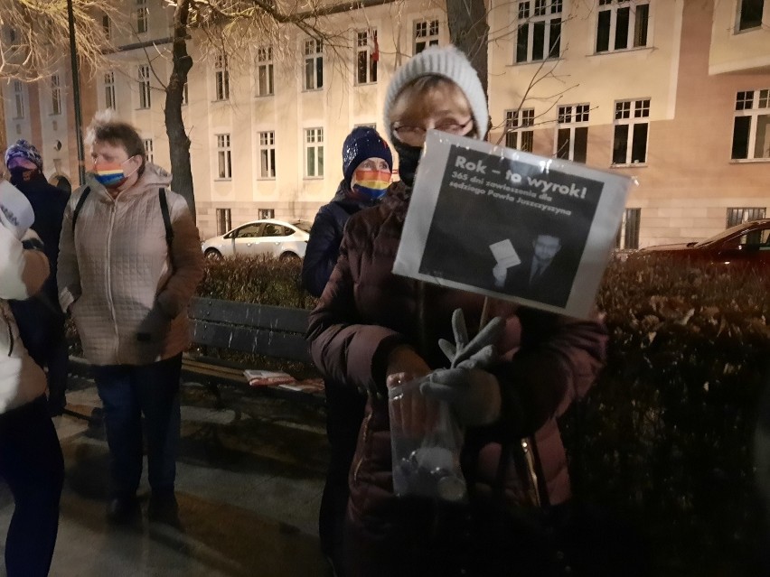 Opole. Protest KOD-u pod sądem okręgowym. Przyjechał jeden z posłów