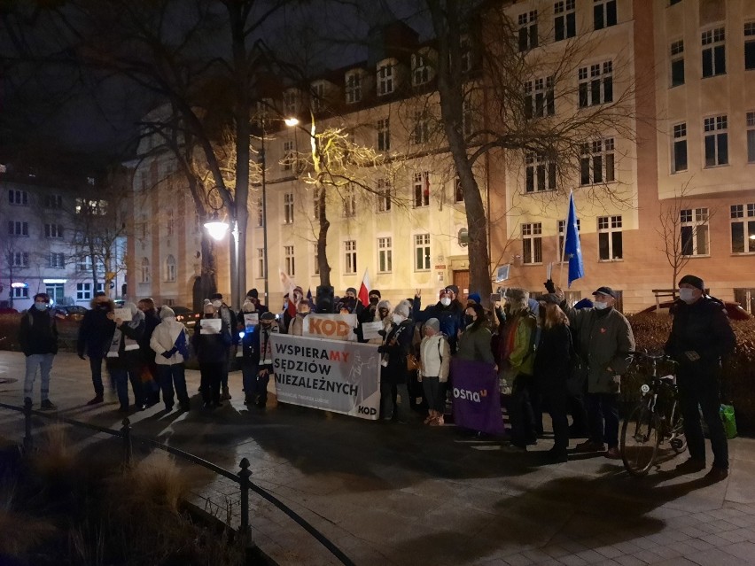 Opole. Protest KOD-u pod sądem okręgowym. Przyjechał jeden z posłów