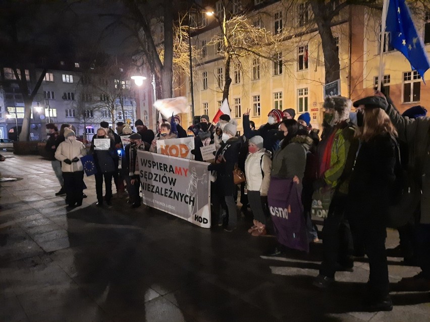 Opole. Protest KOD-u pod sądem okręgowym. Przyjechał jeden z posłów