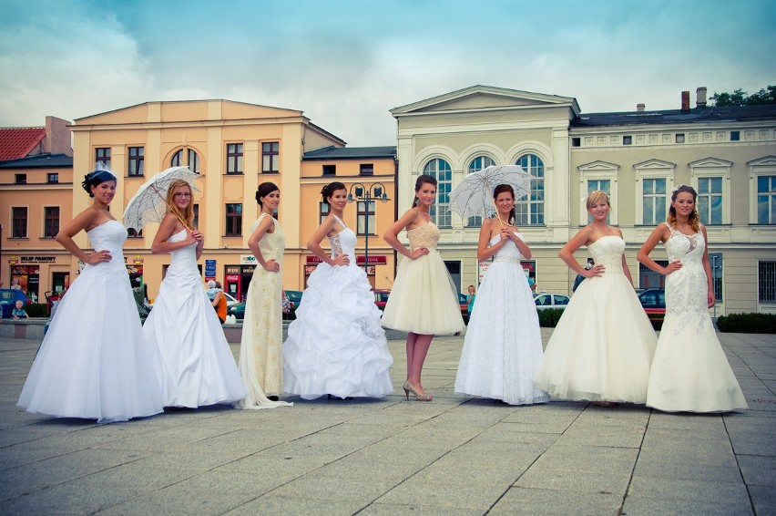 Kandydatki do tytułu miss w sukniach ślubnych