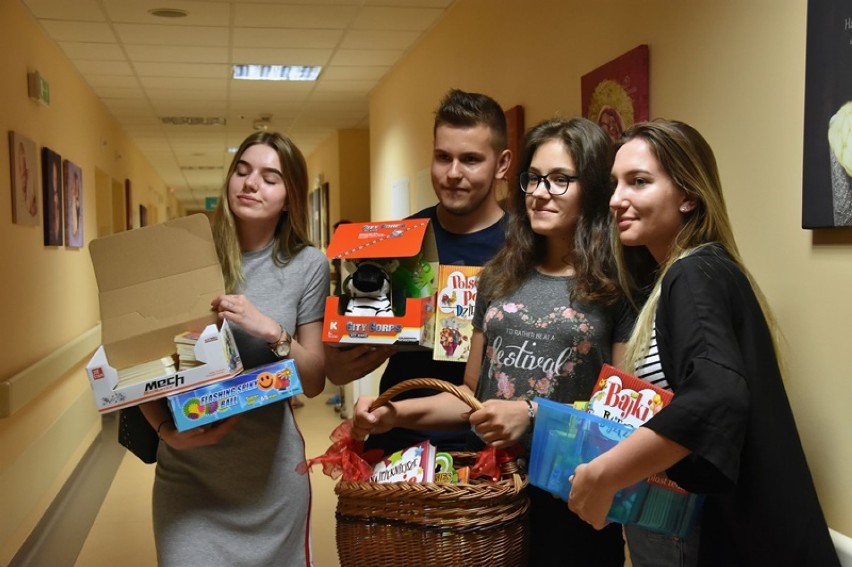 Uczniowie I Liceum Ogólnokształcącego z Legnicy z prezentami w szpitalu [ZDJĘCIA]