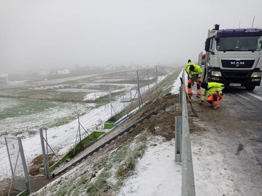 Montaż spoczników schodów skarpowych przy przejściach dla...