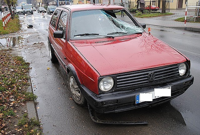 Zdarzeni na ul. Lipińskiego w Sanoku. Ze wstępnych ustaleń policjantów wynika, że 19-letni mieszkaniec powiatu sanockiego, kierując samochodem marki Volkswagen nie zachował należytej ostrożności i potrącił znajdującego się na przejściu dla pieszych mężczyznę.