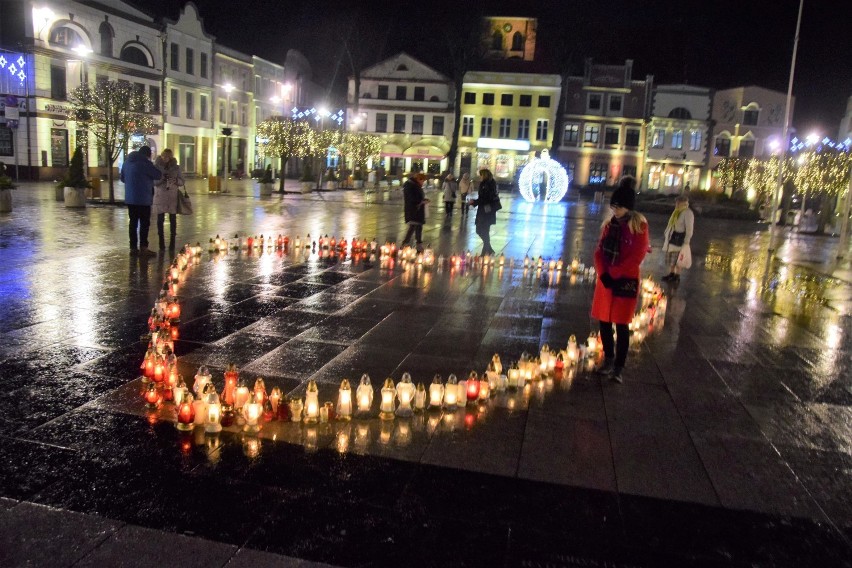 Znicze tworzące symbol serca na Rynku w Pucku