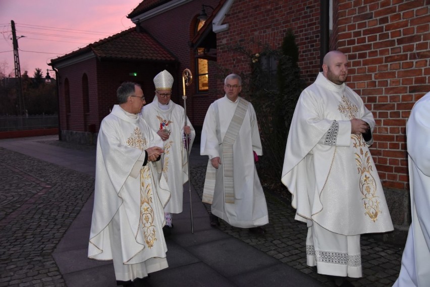Uroczyste otwarcie świetlicy wiejskiej w Kiełpinie z udziałem ks. biskupa Arkadiusza