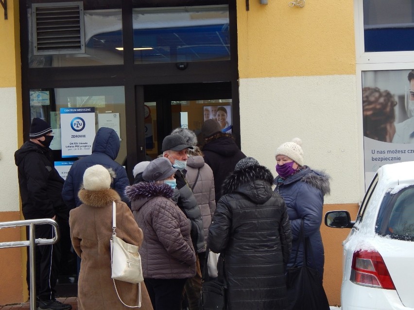 Seniorzy są zainteresowani szczepieniami, ale trzeba ułatwić...