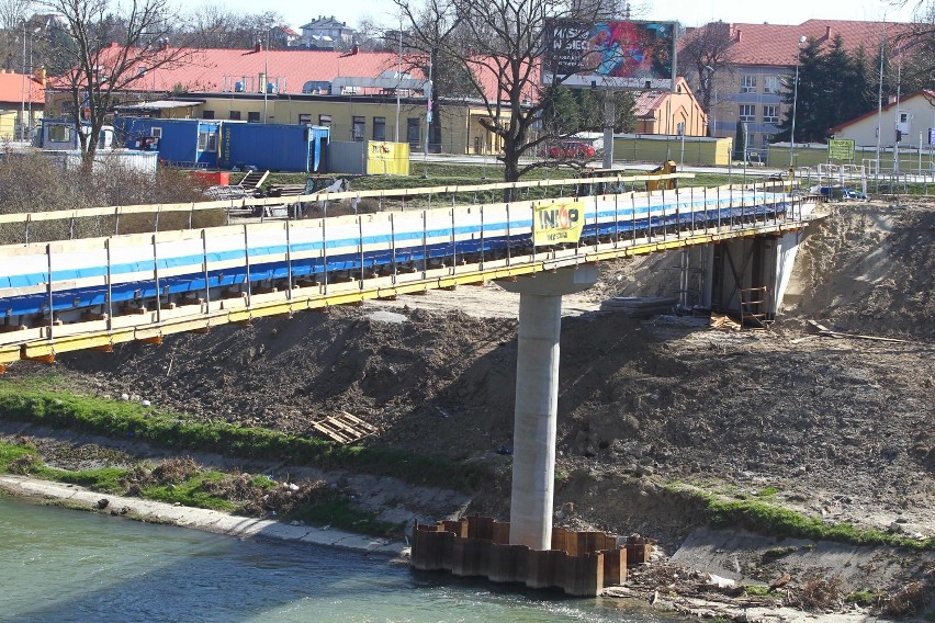 Konstrukcja kładki rowerowej przy moście Lwowskim już zamontowana. Kiedy wszystkie 3 kładki będą gotowe? [ZDJĘCIA]