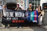 Pół tysiąca ludzi pod Fontanną Neptuna. Protest KOD-u w sprawie lex TVN. Zdjęcia