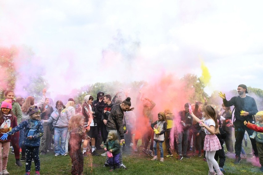 Co za szaleństwo! Podczas Święta Kolorów nad zalewem w Kielcach bawiły się całe rodziny. Zobacz zdjęcia