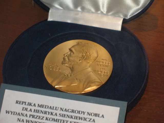 Replika medalu Nagrody Nobla dla Henryka Sienkiewicza wydana przez Komitet Sztokholmski na wniosek rodziny pisarza.