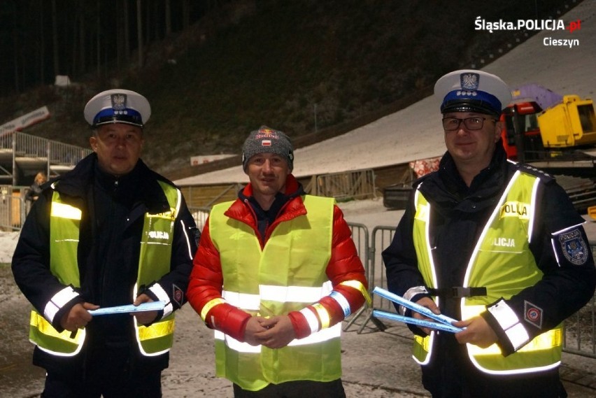 Adam Małysz pomagał policjantom z cieszyńskiej drogówki i rozdawał odblaski [ZDJĘCIA]