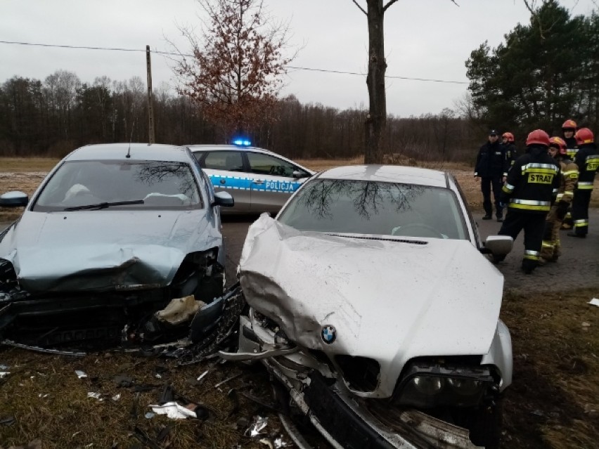 Wypadek w gminie Masłowice. Czołowe zderzenie forda z bmw