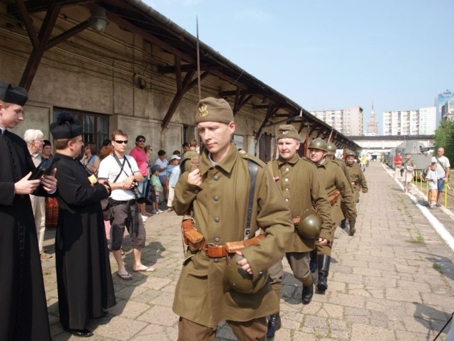 Żołnierze z grup rekonstrukcyjnych czekali, by powitać przyjezdnych w stolicy. Fot. Mariusz Michalak